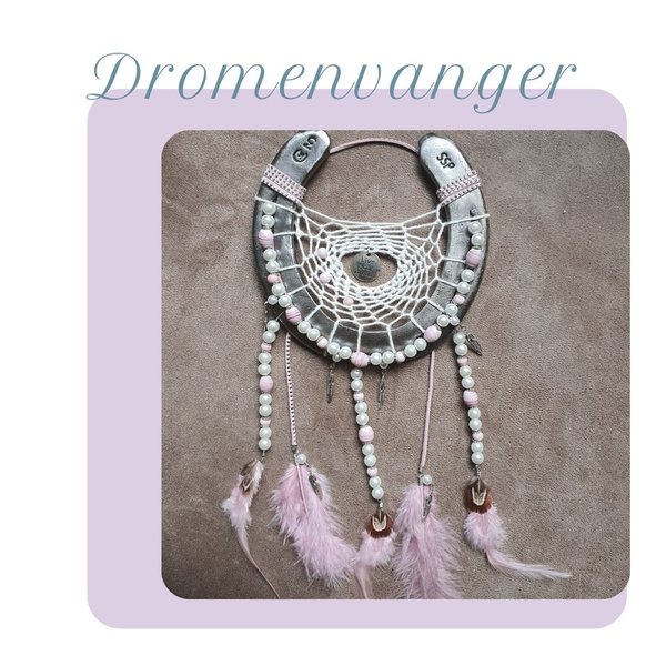 Hoefijzer dromenvanger versierd met witte en roze glaskralen en roze en witte veren
